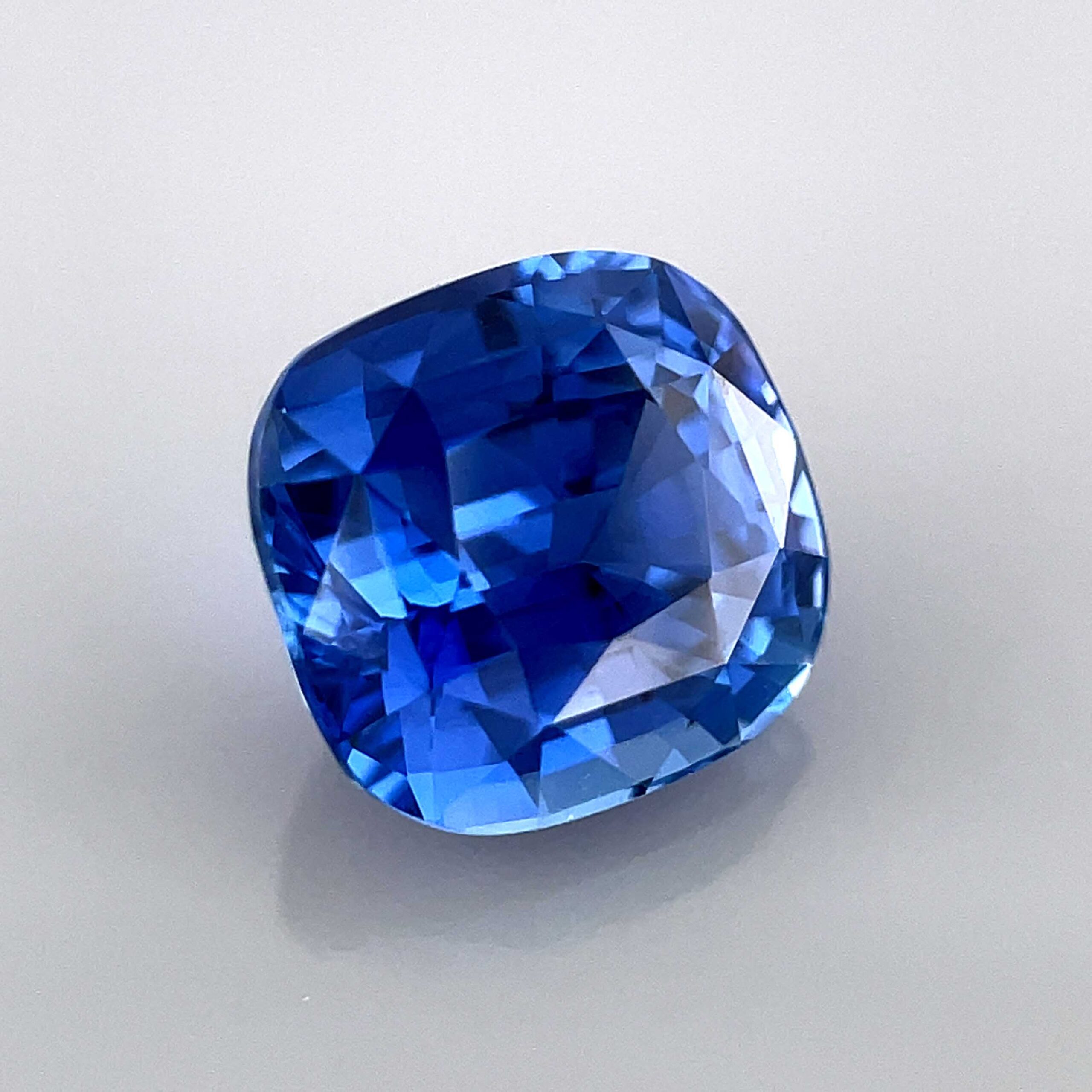 saphir bleu intense taille coussin